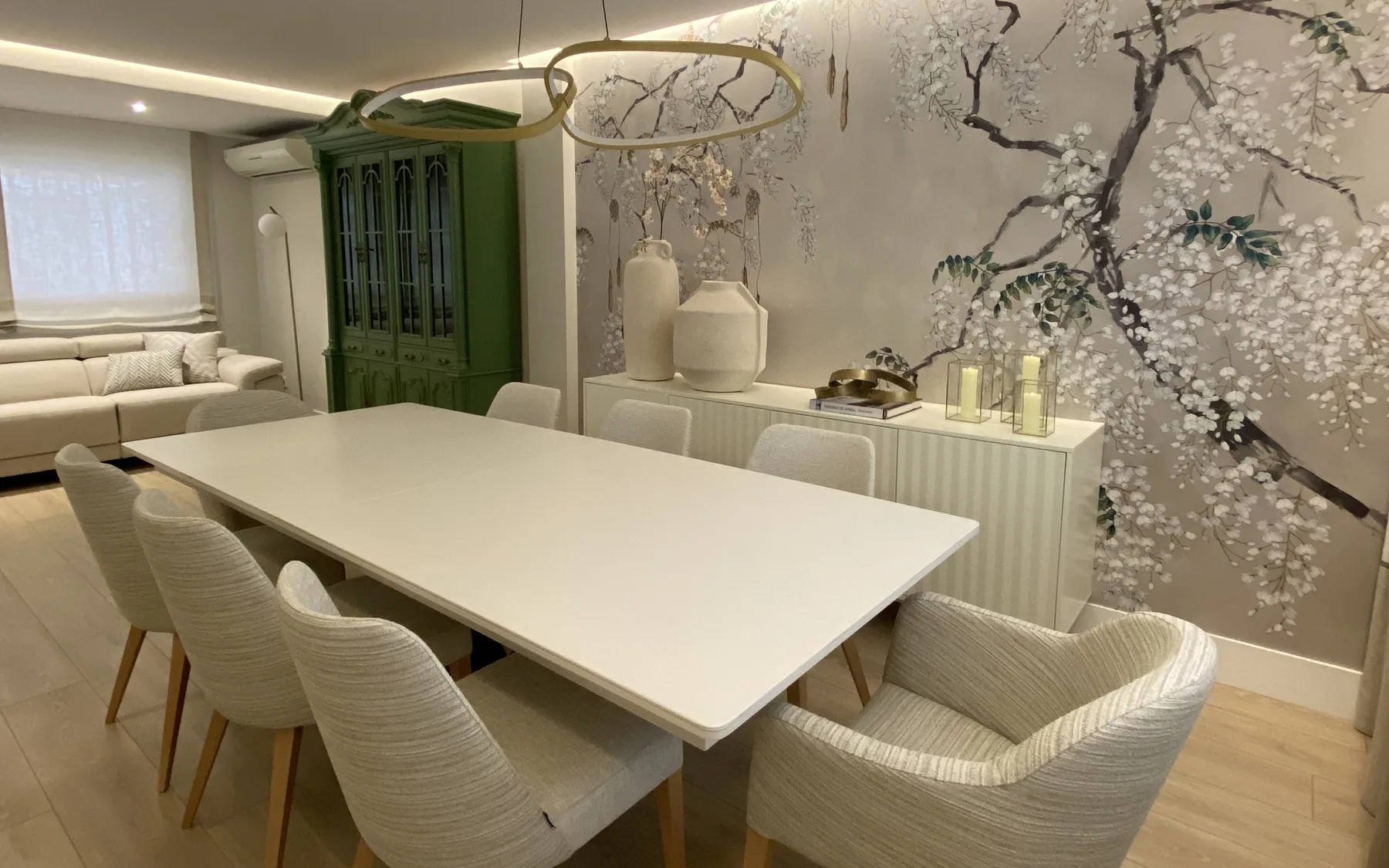 Comedor con papel mural botánico, vitrina lacada en verde e iluminación indirecta, vivienda en Alcalá