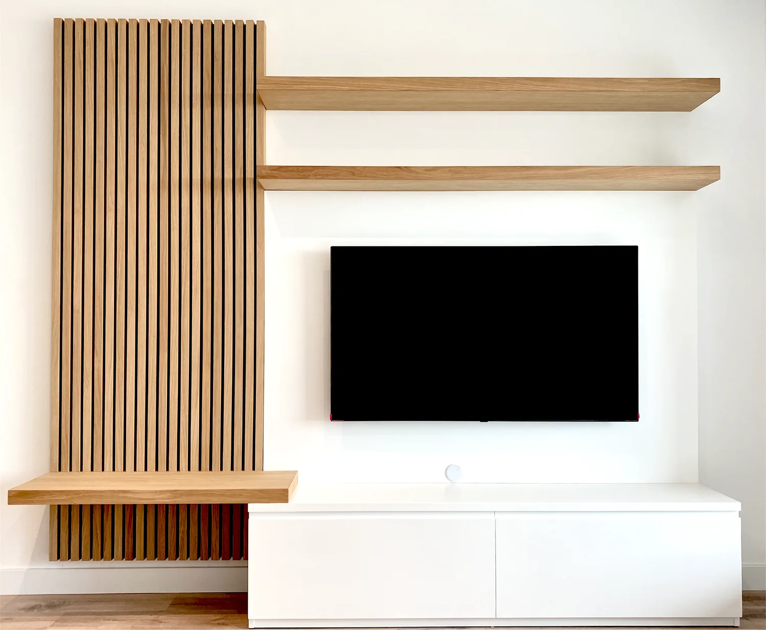 Mueble de salón con panel de listones de madera y baldas flotantes, vivienda en valdebebas