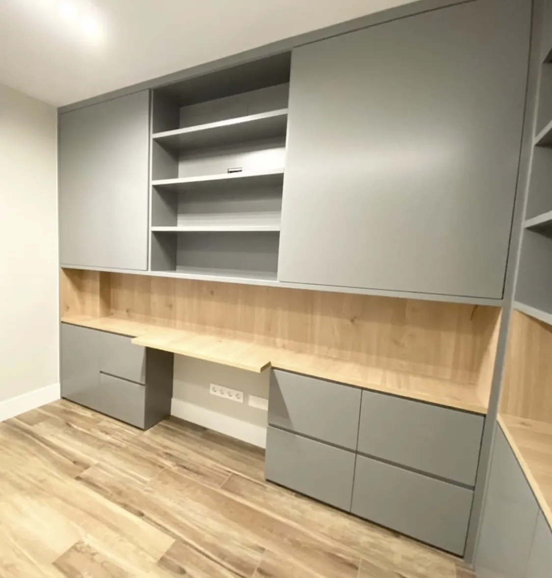 Estudio con estanterías y escritorio a medida en gris y roble, vivienda en príncipe de vergara